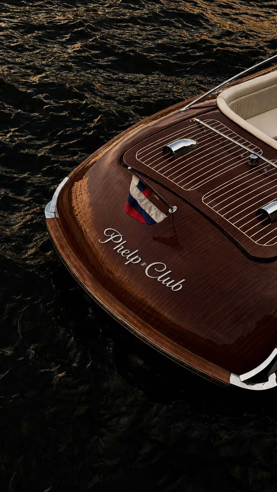 Barco clássico com assinatura Phelp Club